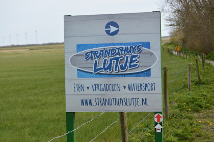 Der Weg zum Badestrand am Amstelmeer.